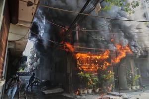 नई दिल्ली में भीषण अग्निकांड के बाद प्रशासन सख्त, होटलों की जांच शुरू