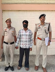 बंधक बनाकर मारपीट करने व जान से मारने की धमकी देने के मामले में एक गिरफ्तार, भेजा जेल, अन्य की तलाश के लिए छापेमारी जारी