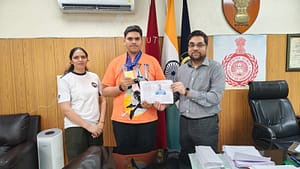 जूनियर विश्व शूटिंग चैंपियनशिप में स्वर्ण पदक विजेता समीर गुलिया को उपायुक्त आयुष सिन्हा ने किया सम्मानित
