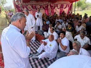 धरनारत किसानों के मकानोंं को बचाने के लिए जनप्रतिनिधि जल्द निपटारा करें: विजय प्रताप